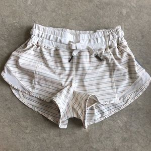 EUC Lululemon Hotty Hot Shorts - Size 4 - 2.5”